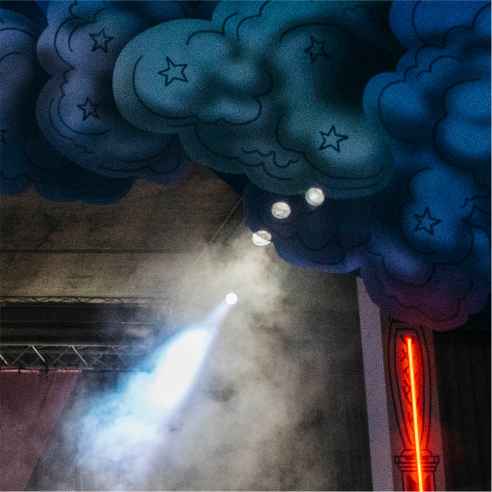 Bühnenbild Greek, Wolken + Licht